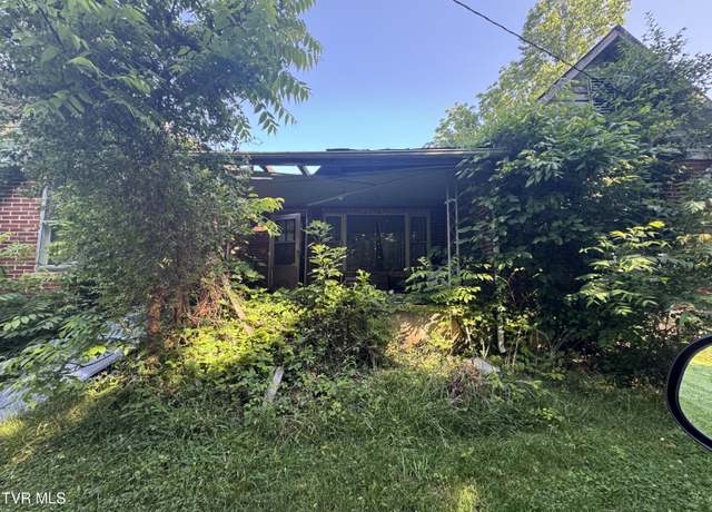 Property at 131 Fleming Rd, Johnson City, TN 37601, 4 beds, 2 baths