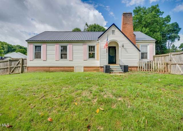 Property at 604 Parkway Blvd, Elizabethton, TN 37643, 4 beds, 2 baths