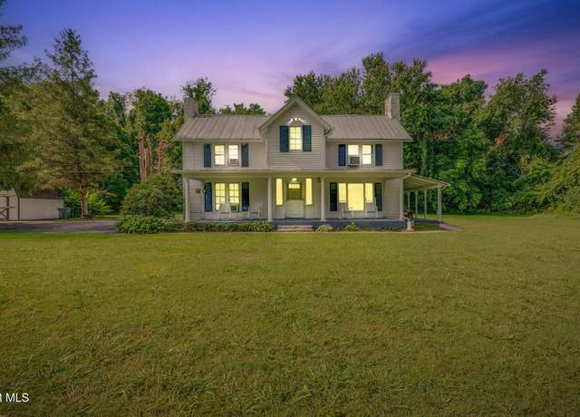 Property at 700 Riverside Dr, Elizabethton, TN 37643, 5 beds, 2 baths