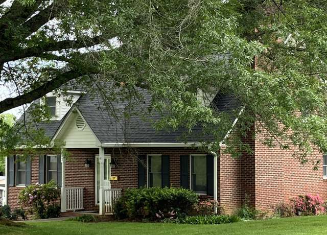 Property at 702 Hills Dr, Johnson City, TN 37604, 3 beds, 3.5 baths