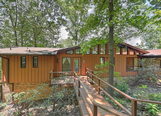 Property at 4416 Beechcliff Dr, Kingsport, TN 37664, 5 beds, 3 baths