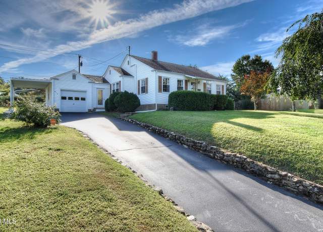 Property at 816 Riverview Dr, Elizabethton, TN 37643, 3 beds, 1 bath