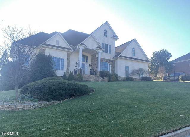 Property at 105 Ridgetop Dr, Johnson City, TN 37615, 4 beds, 4.5 baths