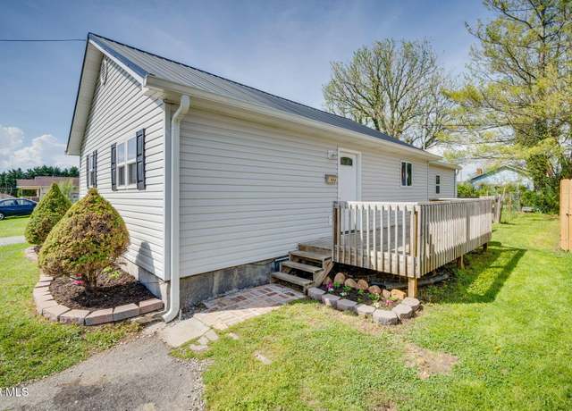 Property at 924 Campbell St, Kingsport, TN 37660, 3 beds, 2 baths