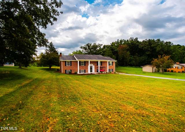 Property at 135 Circle Dr, Surgoinsville, TN 37873, 3 beds, 2.5 baths