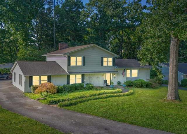 Property at 1605 Woodmont Dr, Johnson City, TN 37601, 5 beds, 3 baths