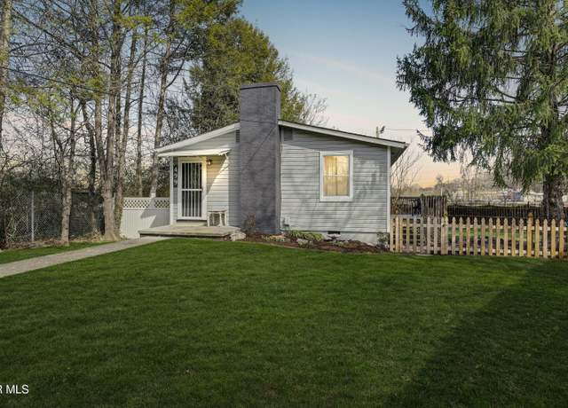 Property at 499 Twin Oaks Dr, Johnson City, TN 37601, 3 beds, 1 bath