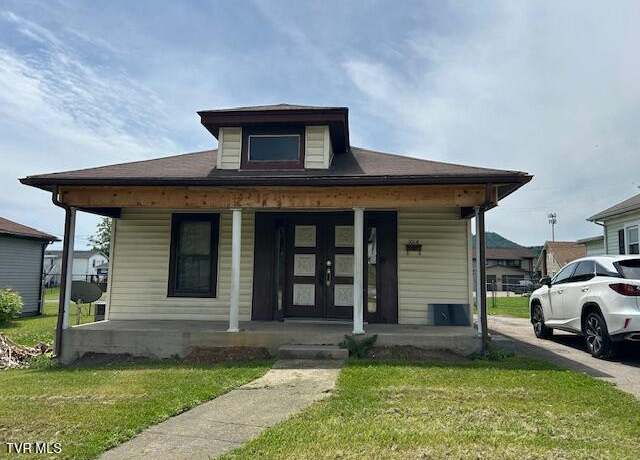 Property at 1014 Maple St, Kingsport, TN 37660, 2 beds, 2 baths