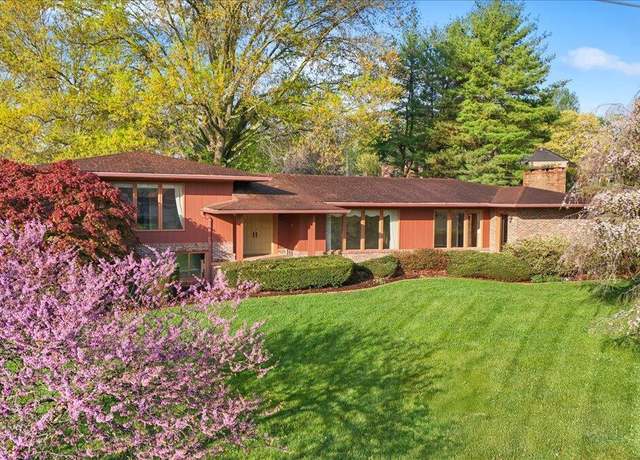 Property at 909 Millercrest Dr, Johnson City, TN 37604, 5 beds, 3.5 baths