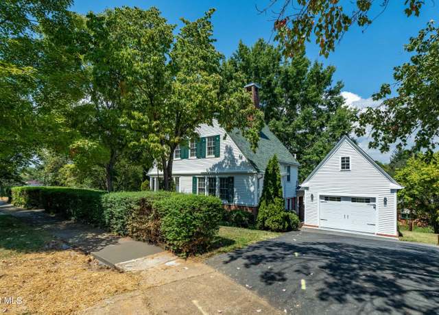 Property at 702 Yadkin St, Kingsport, TN 37660, 4 beds, 2.5 baths