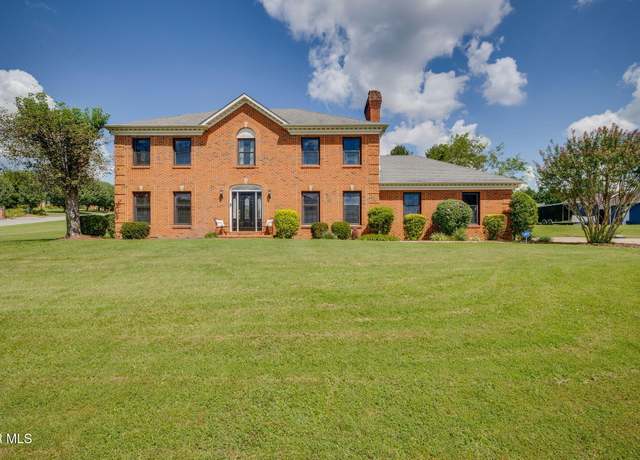 Property at 1001 Sunny Pl, Kingsport, TN 37660, 4 beds, 3 baths