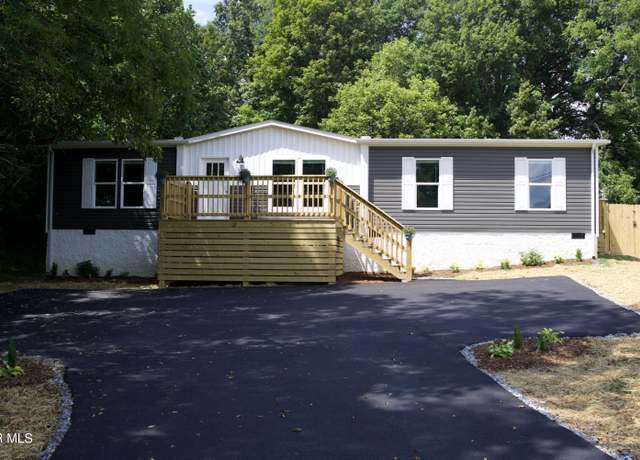 Property at 1324 Lakeview Dr, Johnson City, TN 37601, 3 beds, 2 baths