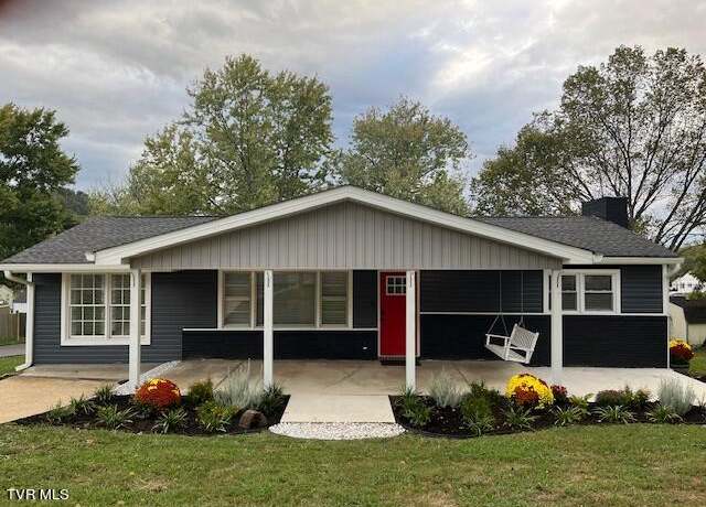 Property at 901 Dejarnette St, Elizabethton, TN 37643, 3 beds, 2 baths