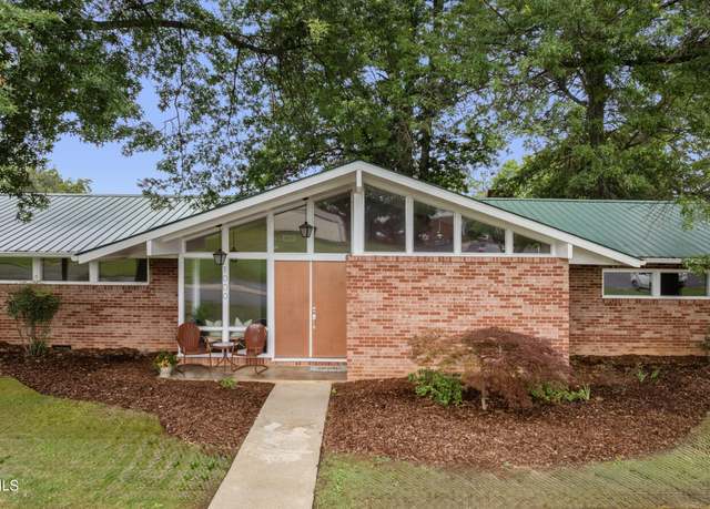 Property at 1000 Grace Dr, Johnson City, TN 37604, 4 beds, 2 baths