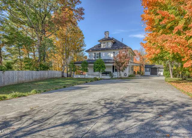 Property at 1505 Lakeview Dr, Johnson City, TN 37601, 4 beds, 2.5 baths