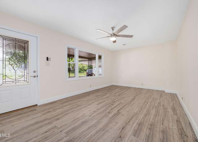 Property at 705 Holston Ave, Elizabethton, TN 37643, 3 beds, 2 baths