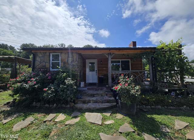 Property at 373 Cedar Grove Rd, Johnson City, TN 37601, 3 beds, 2 baths