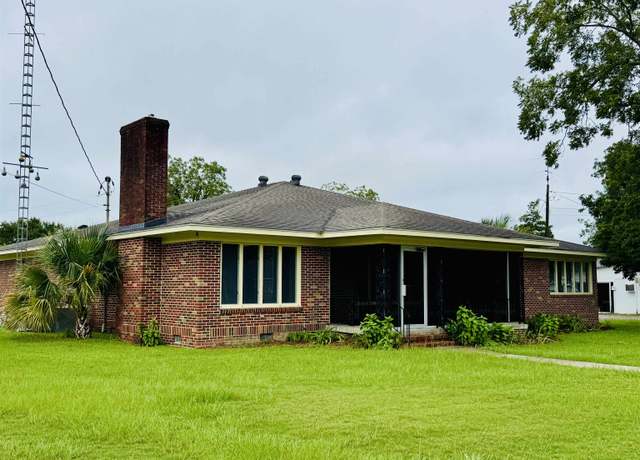 Property at 406 East Stewart Ave, Opp, AL 36467, 3 beds, 3.5 baths
