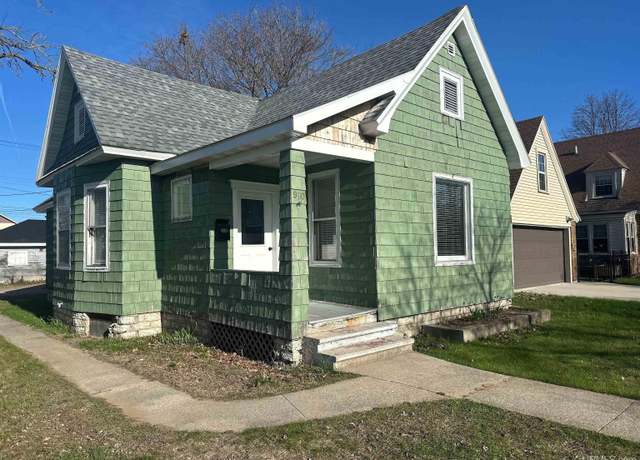 Property at 910 S 13th St, Escanaba, MI 49829, 3 beds, 1 bath