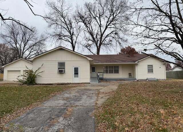 Property at 513 South Dr, Marshall, MO 65340, 7 beds, 3 baths