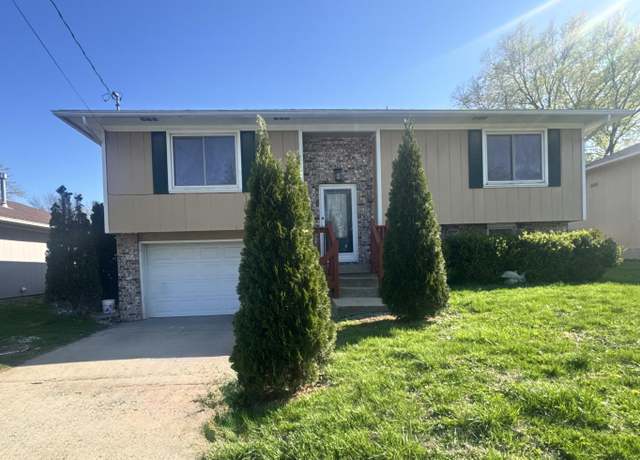 Property at 670 Clay St, Marshall, MO 65340, 4 beds, 2 baths