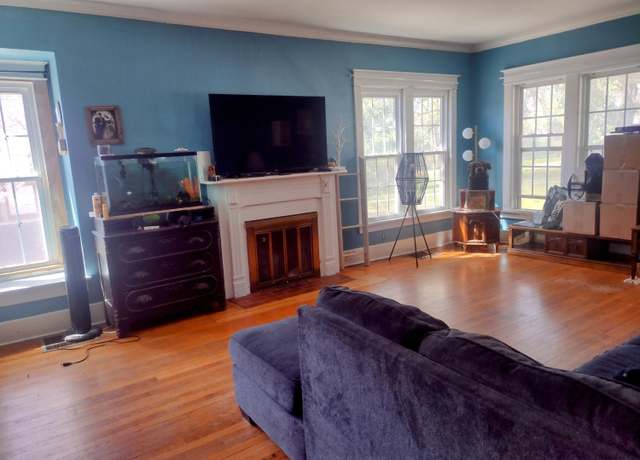 Property at 518 N Brunswick Ave, Marshall, MO 65340, 3 beds, 1 bath
