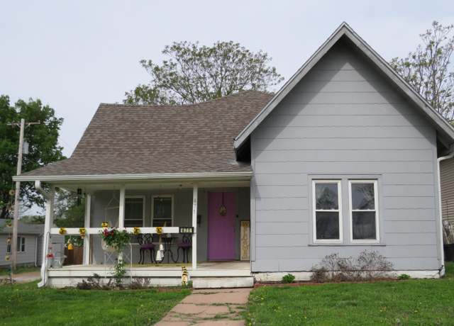 Property at 471 S Jefferson Ave, Marshall, MO 65340, 4 beds, 2 baths