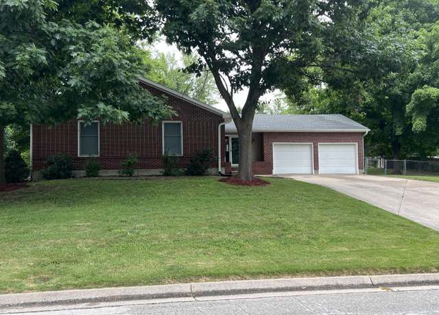 Property at 611 N Lake Dr, Marshall, MO 65340, 4 beds, 3 baths