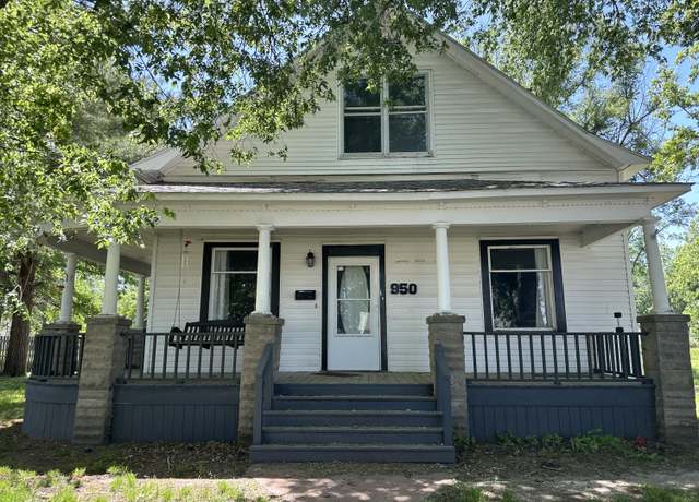 Property at 950 W North St, Marshall, MO 65340, 3 beds, 2 baths