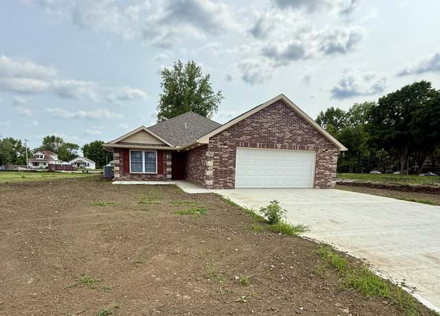 Property at 526 E Summit St, Marshall, MO 65340, 3 beds, 2 baths