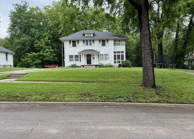 Property at 633 E Arrow St, Marshall, MO 65340, 3 beds, 1 bath
