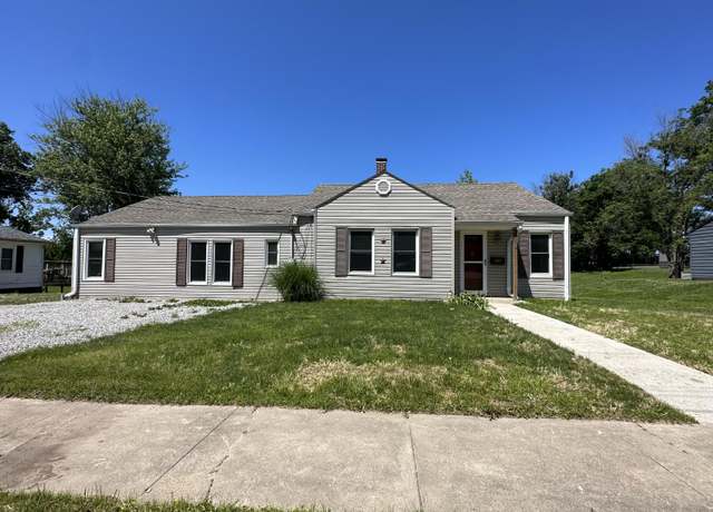 Property at 907 Park St, Carrollton, MO 64633, 3 beds, 2 baths