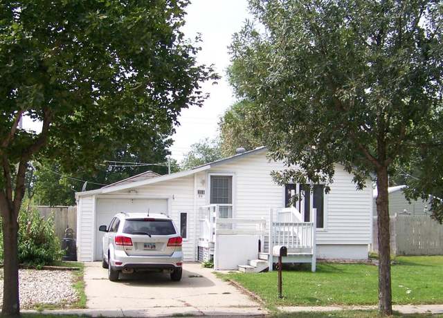 Property at 814 S 8th St, Aberdeen, SD 57401, 3 beds, 1.75 baths