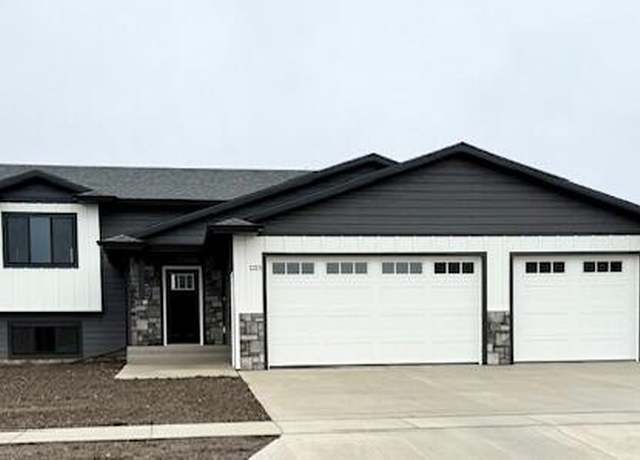 Property at 1215 NE 34th Ave, Aberdeen, SD 57401, 4 beds, 3 baths