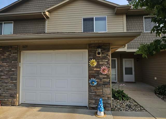 Property at 1619 Nicklaus Dr, Aberdeen, SD 57401, 2 beds, 2.5 baths