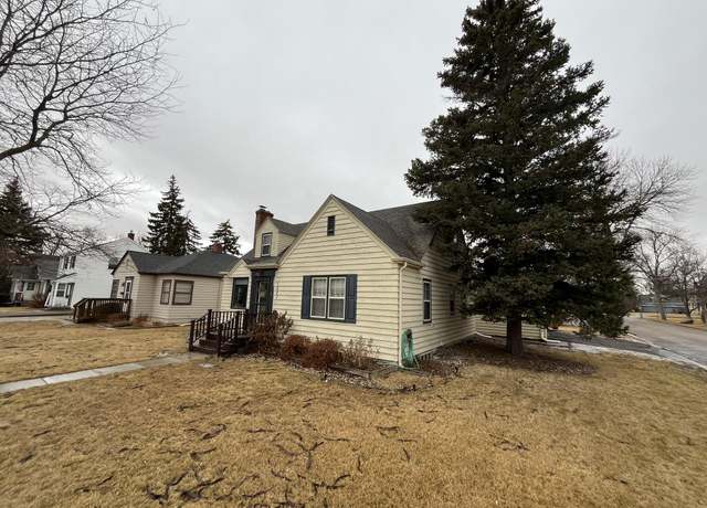 Property at 1021 N Washington St, Aberdeen, SD 57401, 5 beds, 2.5 baths