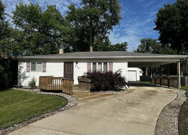 Property at 817 S Wells St, Aberdeen, SD 57401, 3 beds, 2 baths
