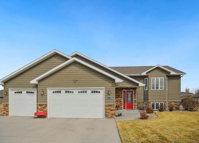 Property at 1619 S Mccoy St, Aberdeen, SD 57401, 3 beds, 2.5 baths