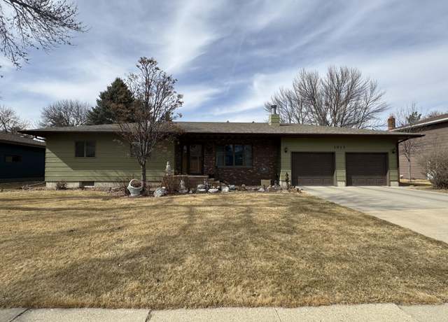 Property at 1017 NE 18th Ave, Aberdeen, SD 57401, 4 beds, 3.5 baths