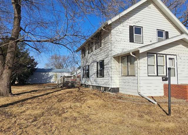 Property at 505 N Lloyd St, Aberdeen, SD 57401, 4 beds, 2 baths