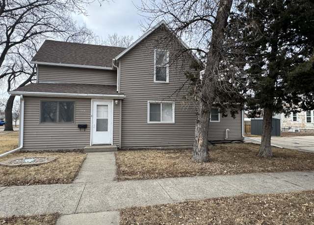 Property at 724 S 2nd St, Aberdeen, SD 57401, 3 beds, 1 bath