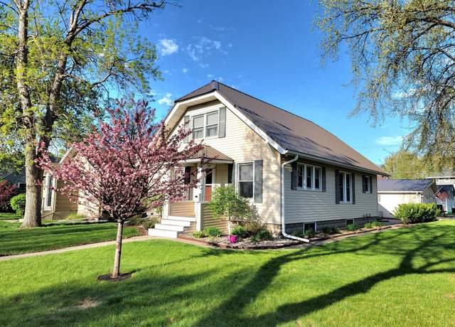 Property at 923 N Washington St, Aberdeen, SD 57401, 4 beds, 2 baths