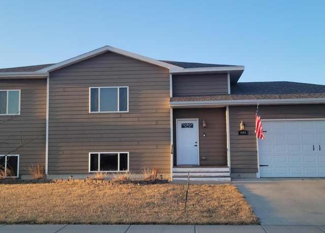 Property at 1004 SW 17th Ave, Aberdeen, SD 57401, 4 beds, 3 baths