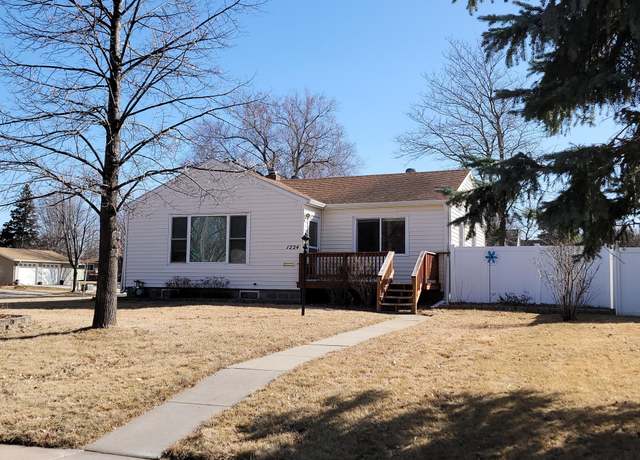 Property at 1224 N 2nd St, Aberdeen, SD 57401, 4 beds, 2 baths