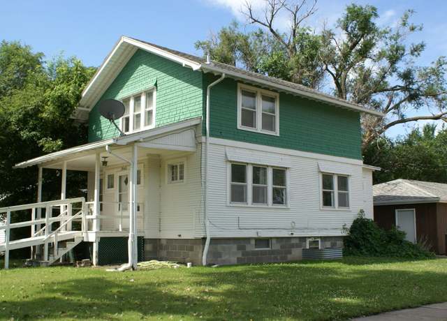 Property at 1502 S Grant St, Aberdeen, SD 57401, 4 beds, 2 baths