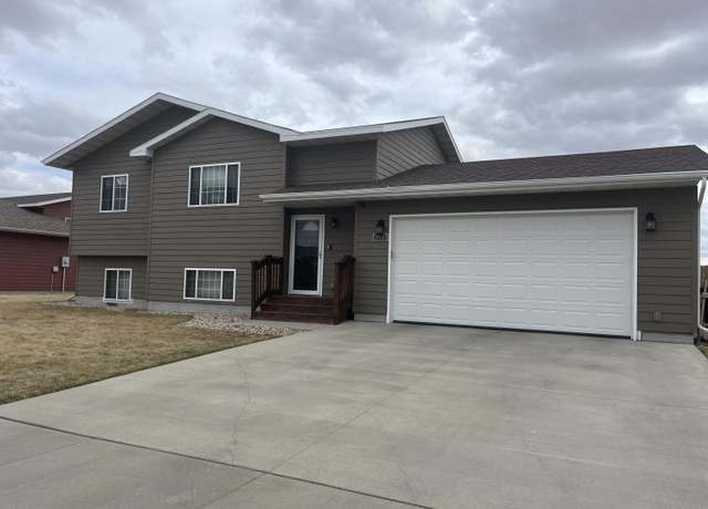 Property at 917 SW 17th Ave, Aberdeen, SD 57401, 4 beds, 2 baths