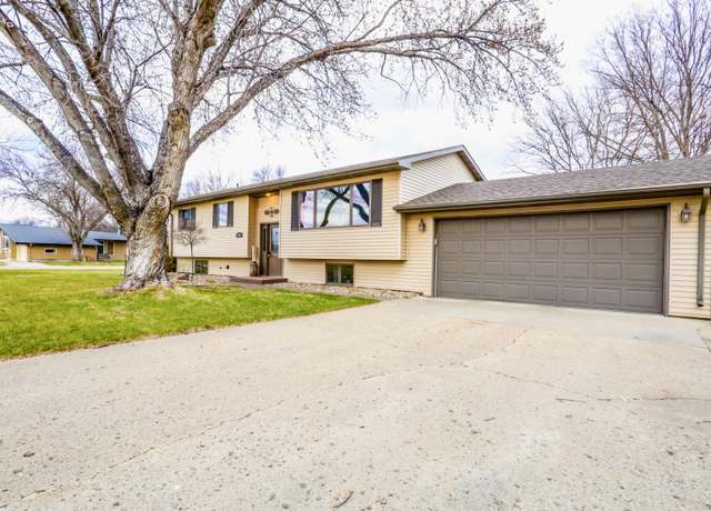 Property at 1208 N Harrison St, Aberdeen, SD 57401, 3 beds, 2 baths