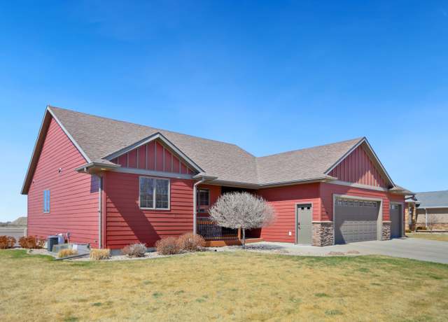 Property at 221 W Palmer Cir, Aberdeen, SD 57401, 5 beds, 3 baths