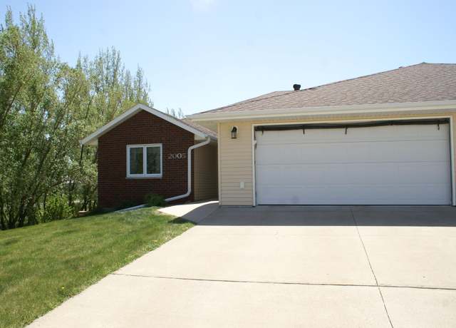 Property at 2005 NW 20th Ave, Aberdeen, SD 57401, 3 beds, 3 baths
