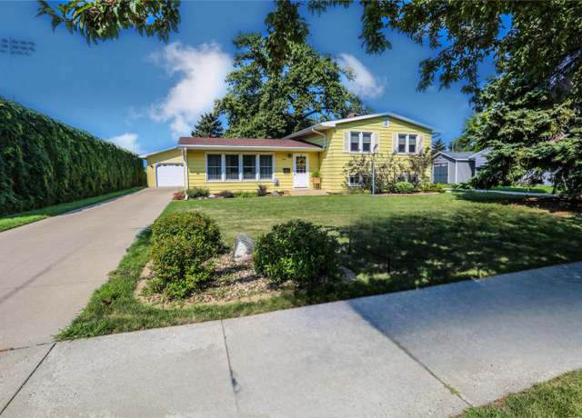 Property at 1214 S Dakota St, Aberdeen, SD 57401, 3 beds, 2 baths